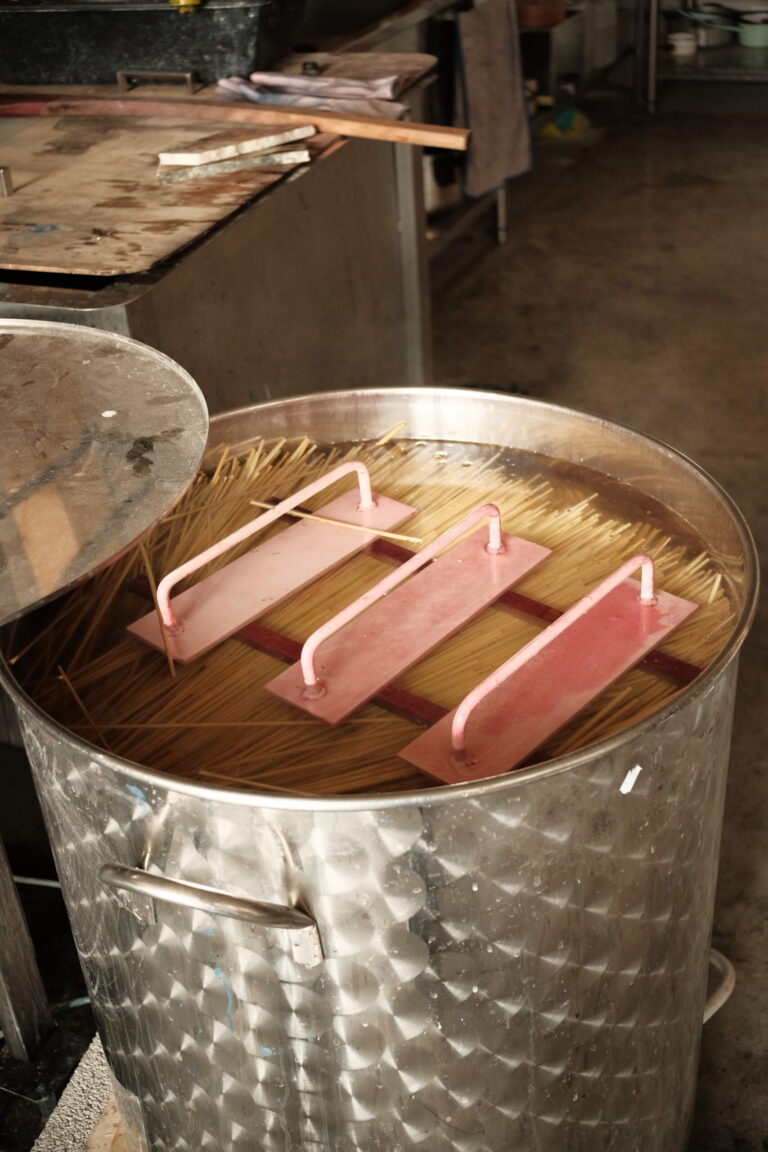 Teindre la paille pour mieux la révéler