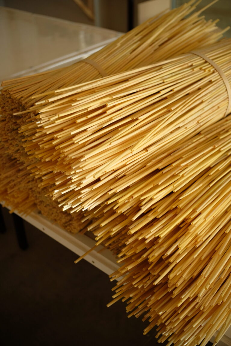 Teindre la paille pour mieux la révéler