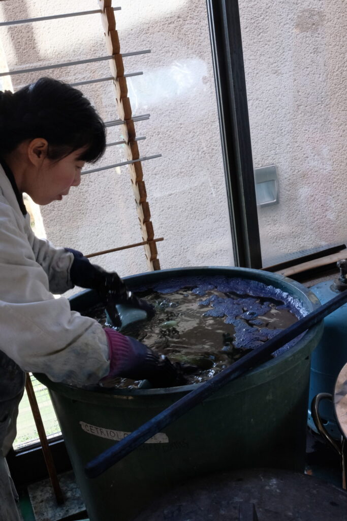Quarante mètres d’indigo teints dans notre atelier