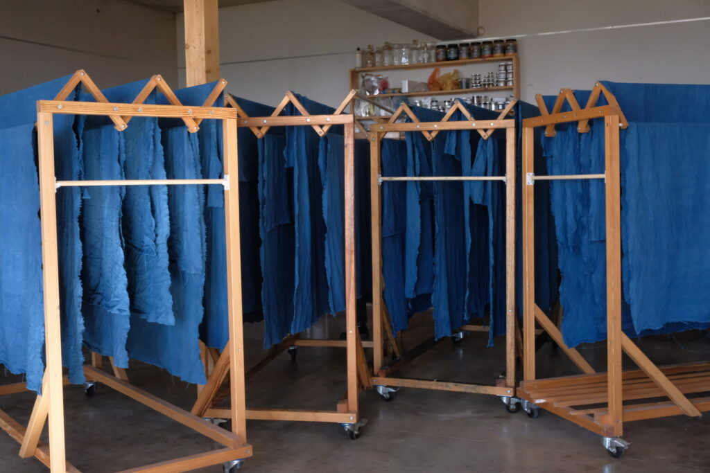 Quarante mètres d’indigo teints dans notre atelier