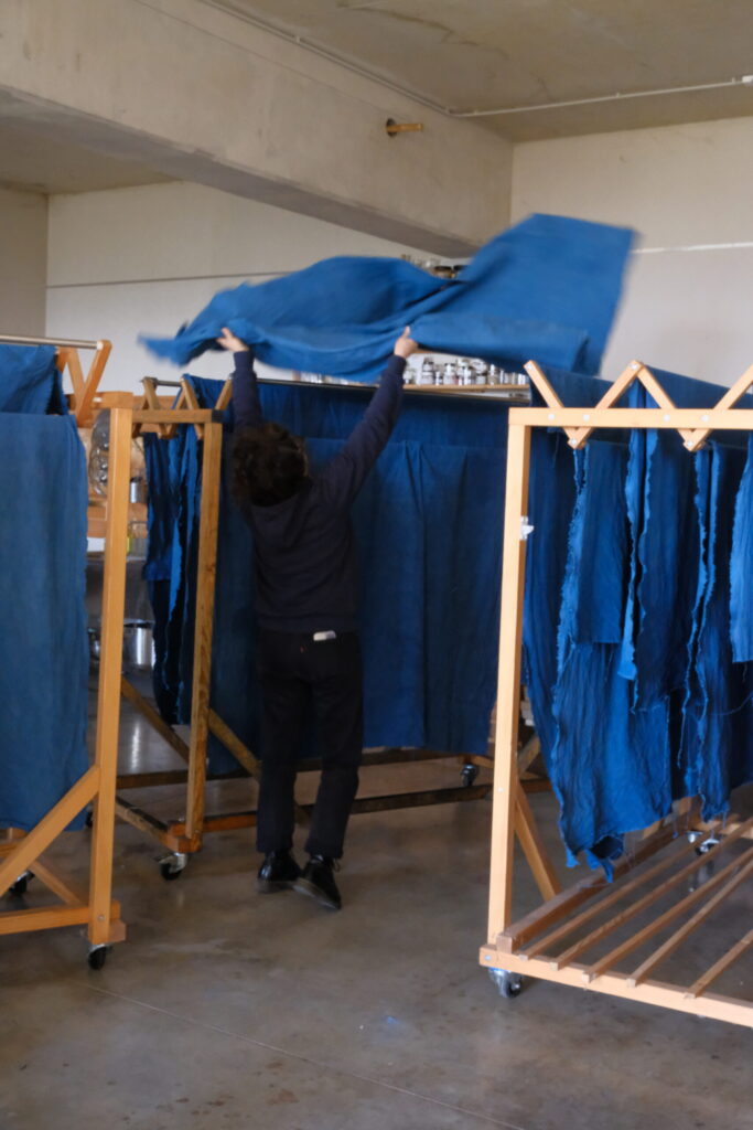 Quarante mètres d’indigo teints dans notre atelier