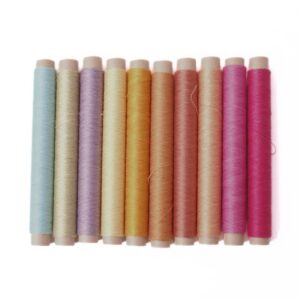 Assortiment de 10 fils de coton en couleurs naturelles