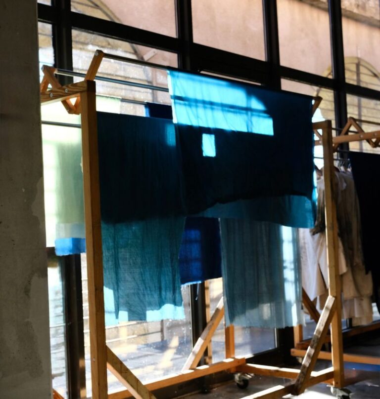 Tissus indigos étendus